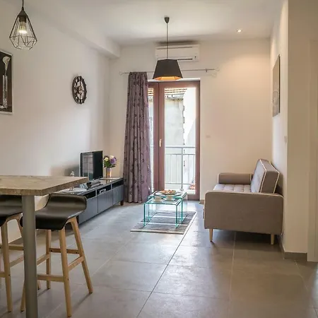 4 You Apartment *